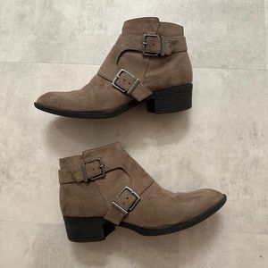 Women'sReaction by Kenneth Cole ankle boots w/ 2 buckles & side zip SZ 9.5